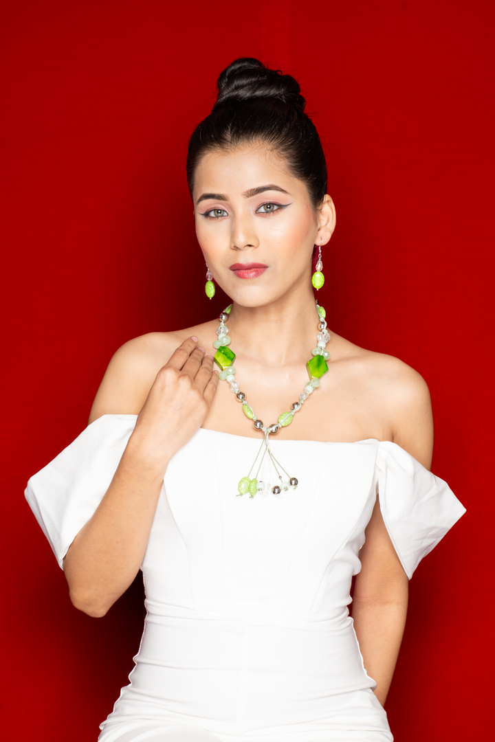 Emerald Elegance Necklace - Stunning Green Statement Piece