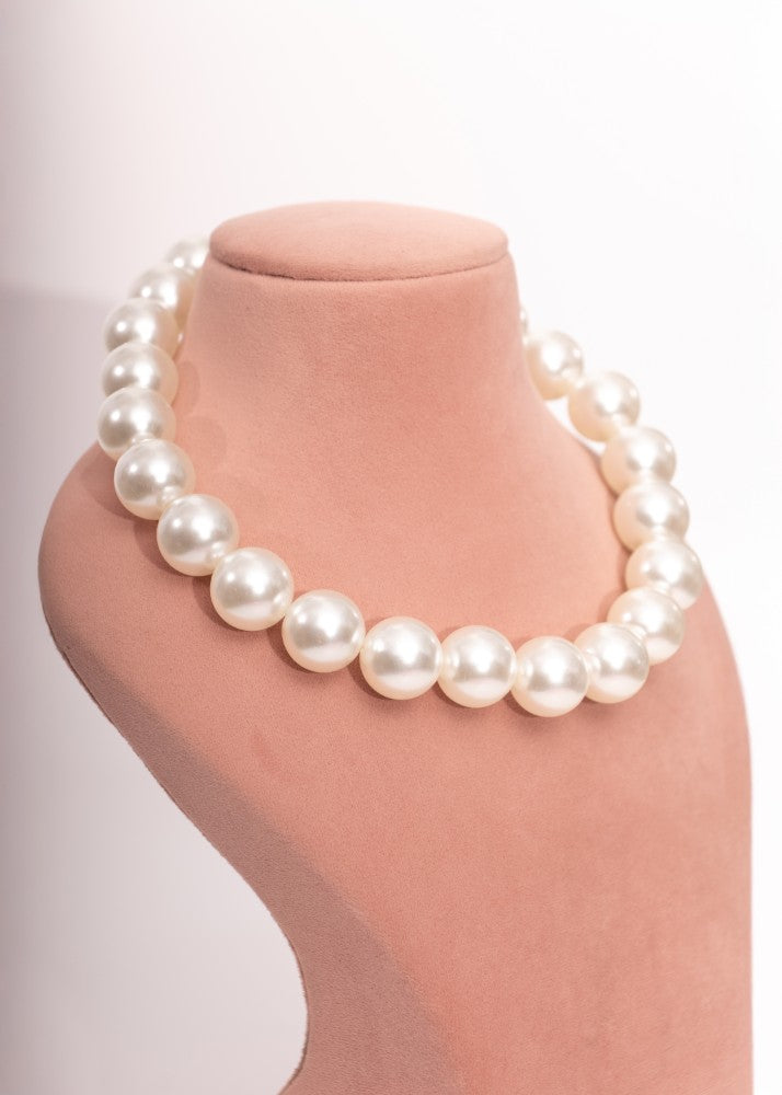 classic pearl choker necklace.