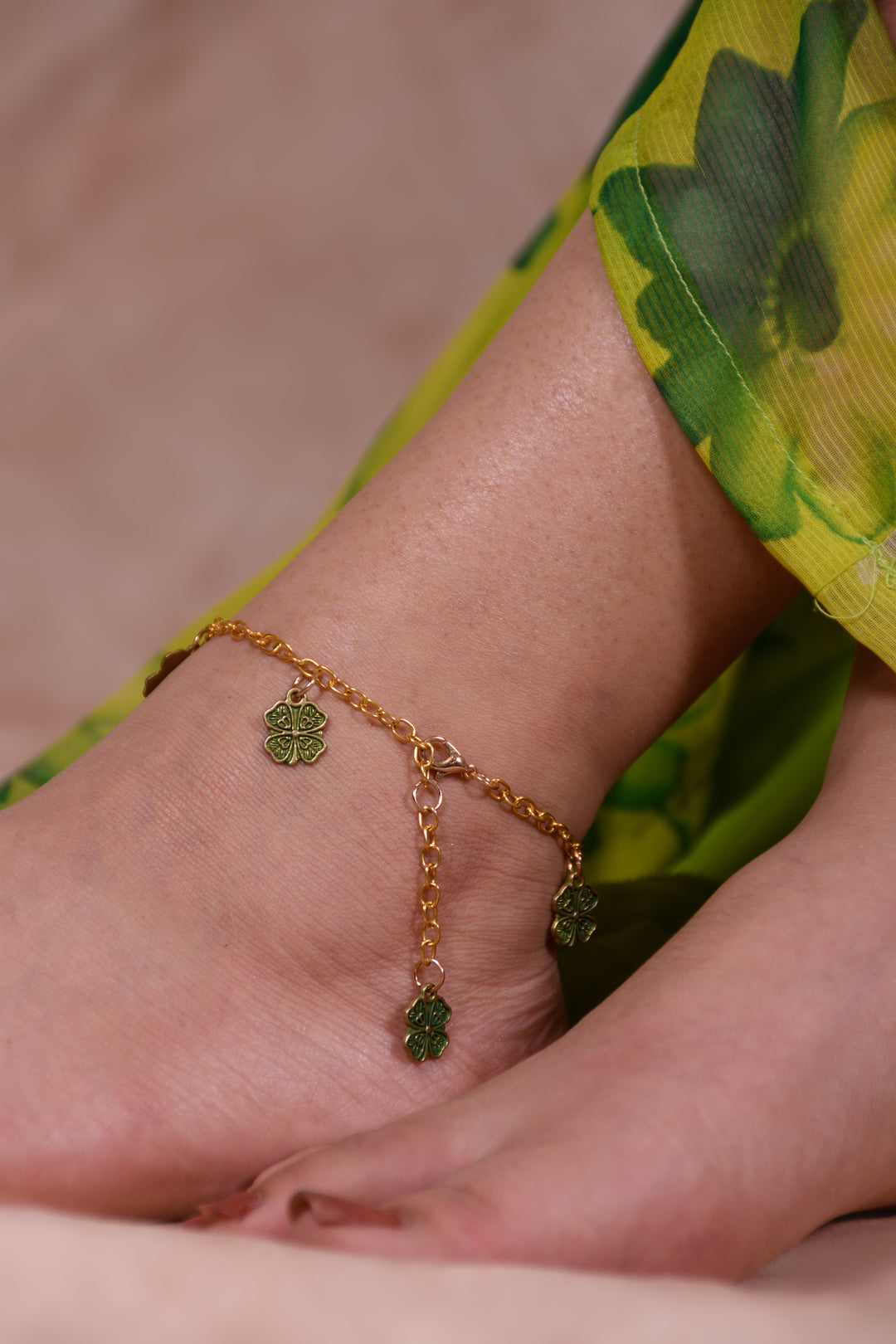 Golden Polish Metal Chain Anklet Styled With Flower Shaped Metal Charms
