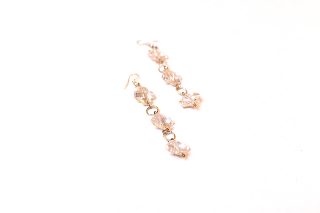 Long Earing Of Metal Wire With Clear Crystal Bead Strugn Together