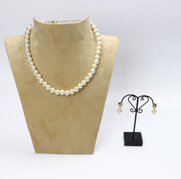 Stylish Short Pearl Neccklace