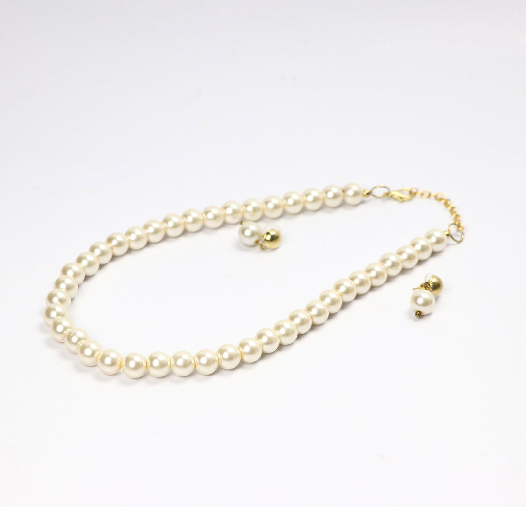 Stylish Short Pearl Neccklace