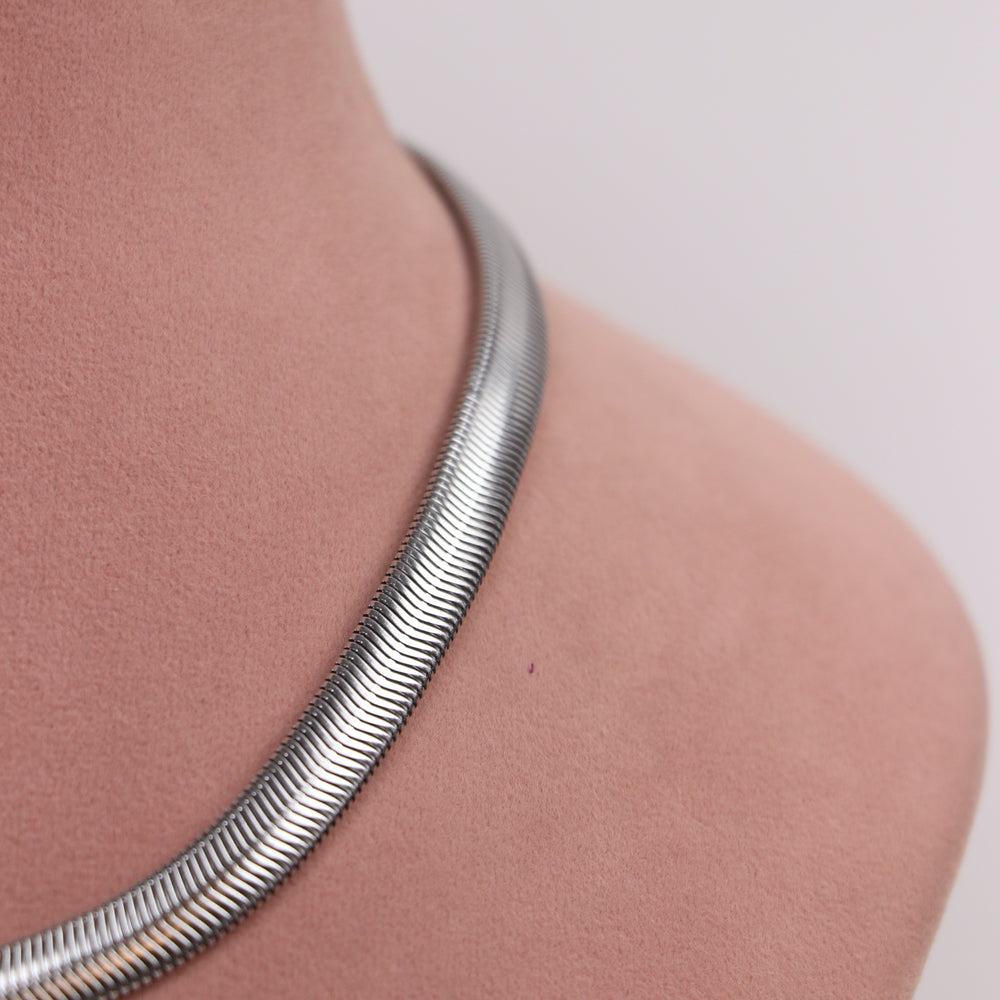 Delemon flat liquid silver herringbone choker necklace in waterproof 316L stainless steel on a white background.