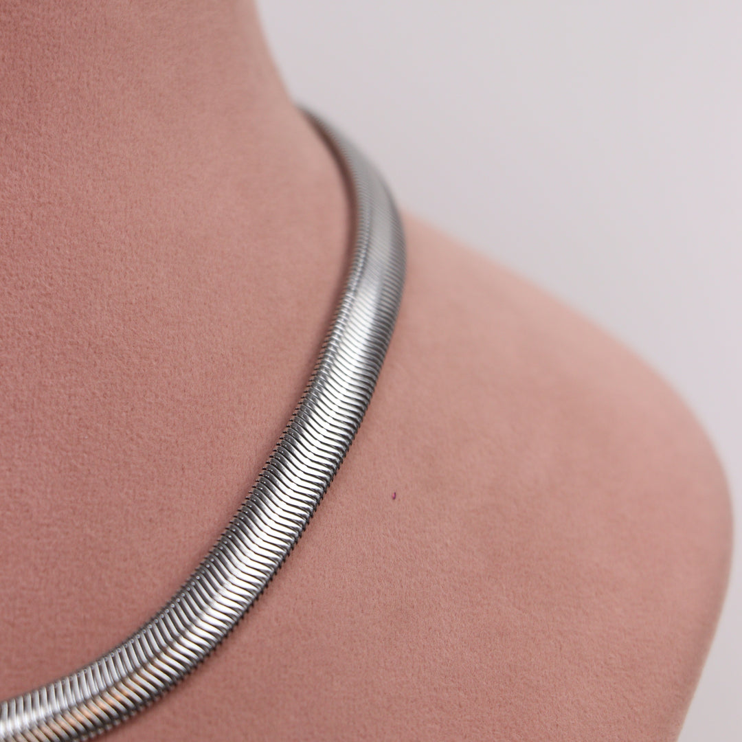 Delemon flat liquid silver herringbone choker necklace in waterproof 316L stainless steel on a white background.
