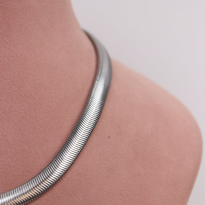 Delemon flat liquid silver herringbone choker necklace in waterproof 316L stainless steel on a white background.
