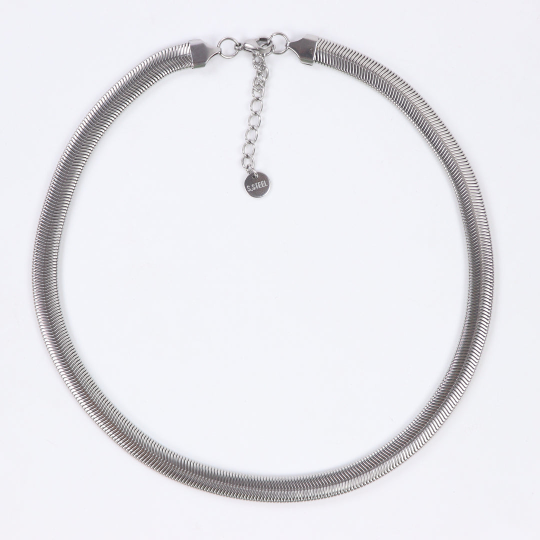 Delemon flat liquid silver herringbone choker necklace in waterproof 316L stainless steel on a white background.