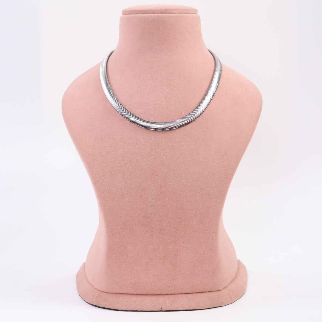 Delemon flat liquid silver herringbone choker necklace in waterproof 316L stainless steel on a white background.