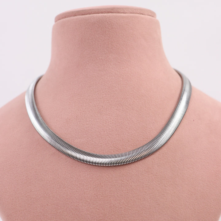 Delemon flat liquid silver herringbone choker necklace in waterproof 316L stainless steel on a white background.